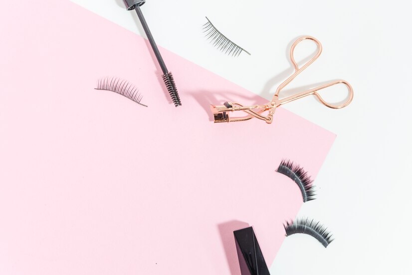 Les Ingrédients Naturels pour des Cils Plus Longs et Plus Épais : Biotine, Peptides et Plus Encore